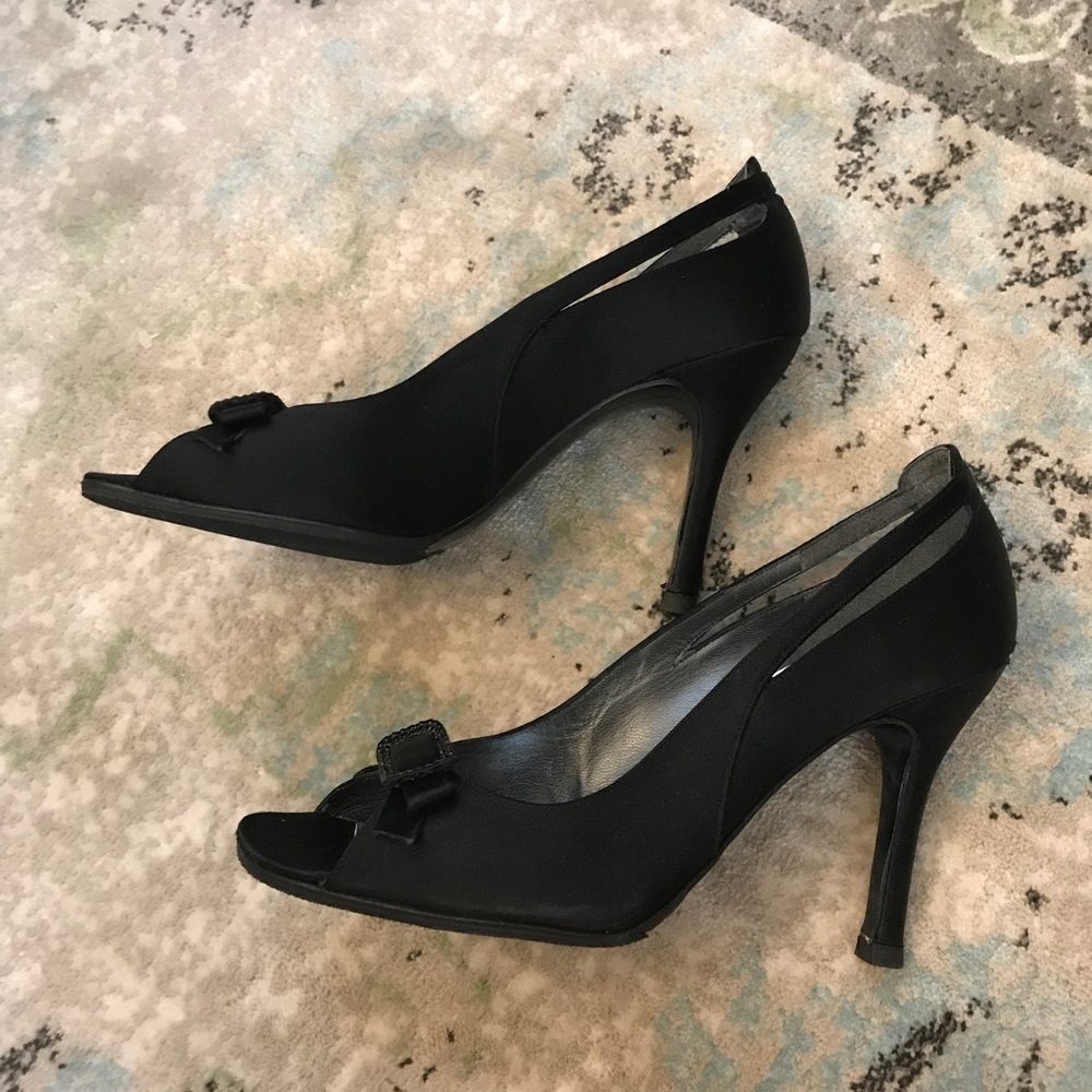 𝅺STUART weitzman satin embellished bow heels